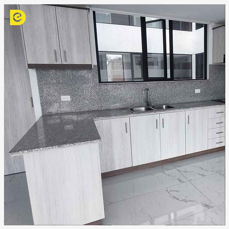 Cocina familiar con mesón de Granito Blanco Cristal en Quito