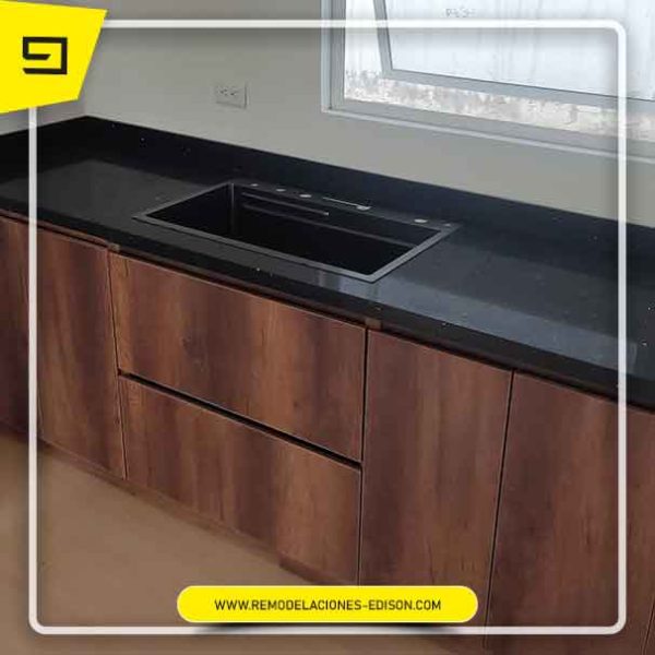 01-Cuarzo-Negro-Estelar-Cocina-Quito-remodelaciones-edison