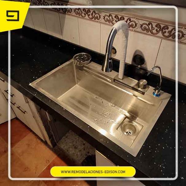 02-Cuarzo-Negro-Estelar-Cocina-Quito-remodelaciones-edison