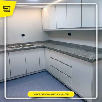 Quito-06-Cocina-mueble-blanco-cristal-remodelaciones-edison