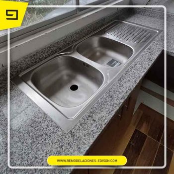 Quito-09-Cocina-mueble-blanco-cristal-remodelaciones-edison