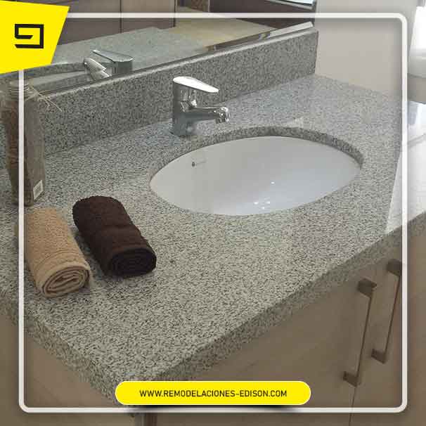 Mesón de baño en Granito Blanco Cristal instalado en Quito por Remodelaciones Edison - foto 1