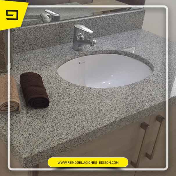 Mesón de baño en Granito Blanco Cristal instalado en Quito por Remodelaciones Edison - foto 2